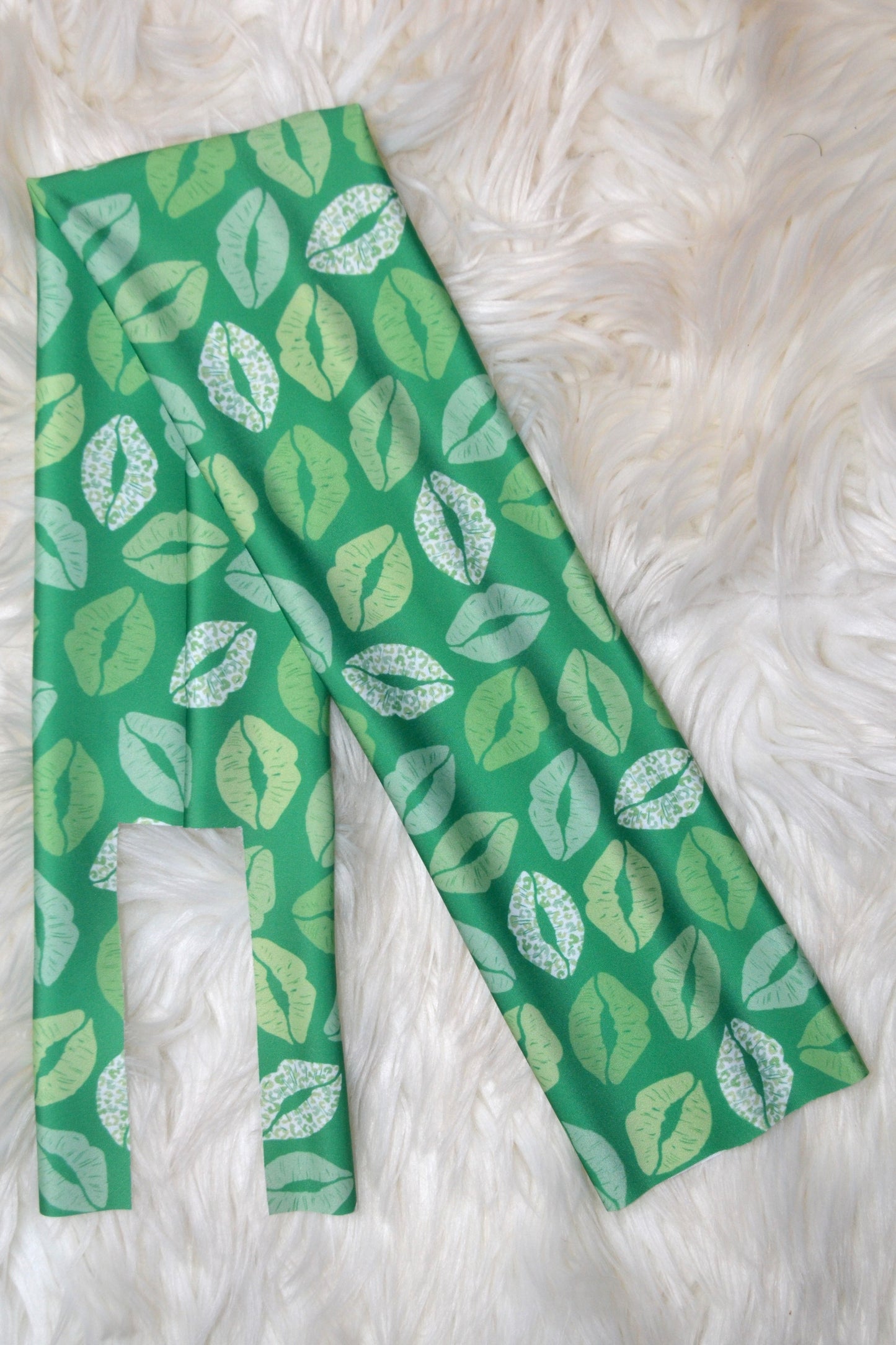 Green Lips Tail Bag