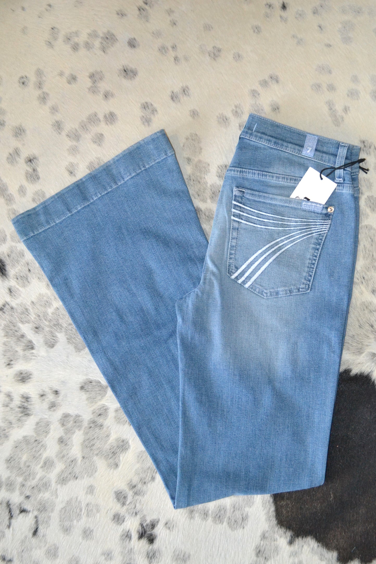 7 For All Mankind Dojos Light Wash White Pocket Size 27 with 32 Inseam Sadee